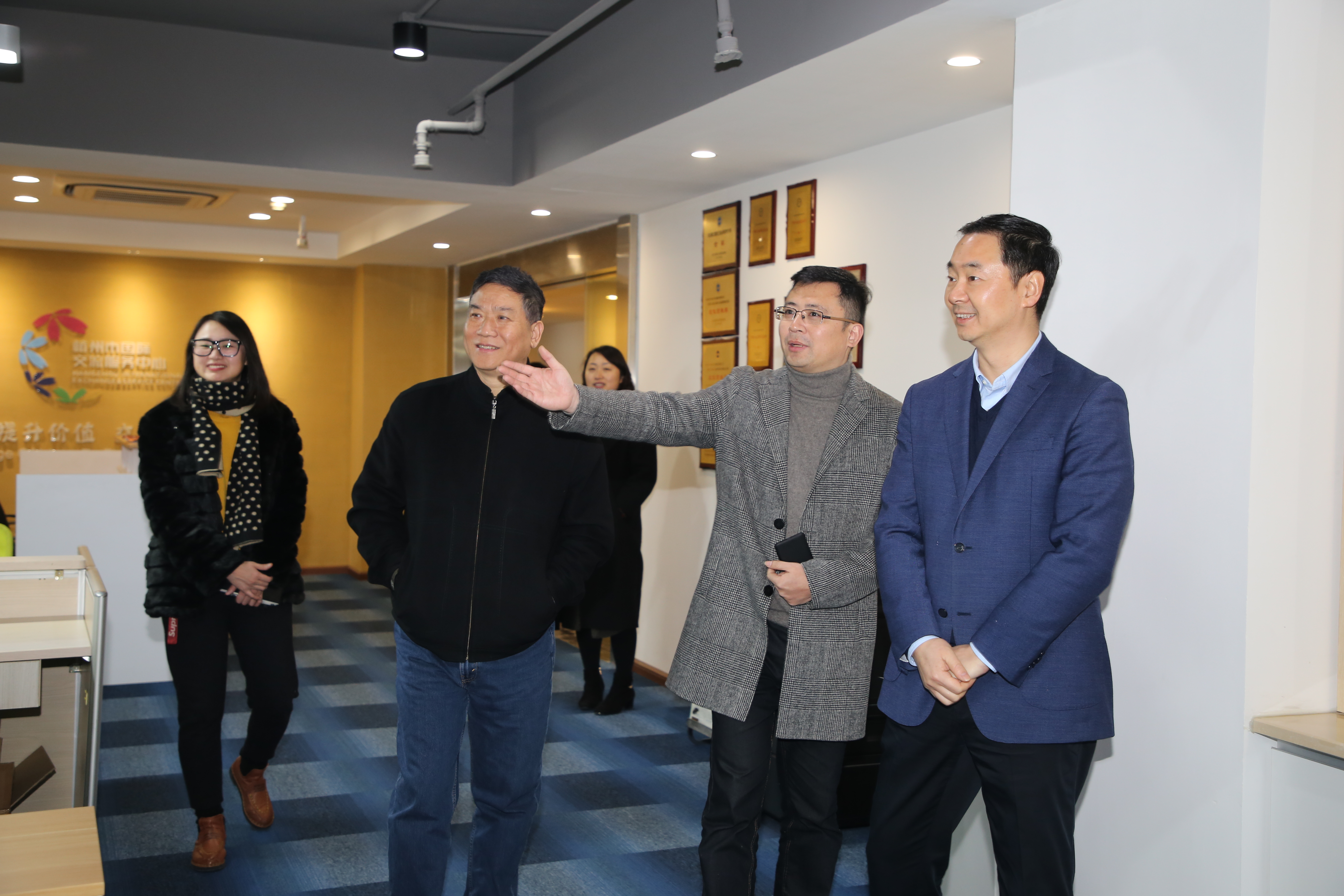 市外办王进(右一),副孔德胜(左二)在中心负责人罗巍(右二)